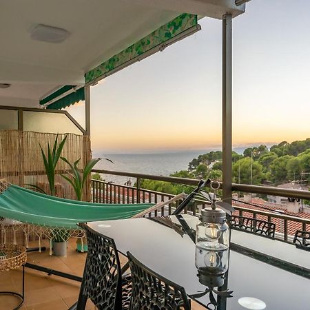 Beach Front Retro Hideaway In Салоу Екстериор снимка