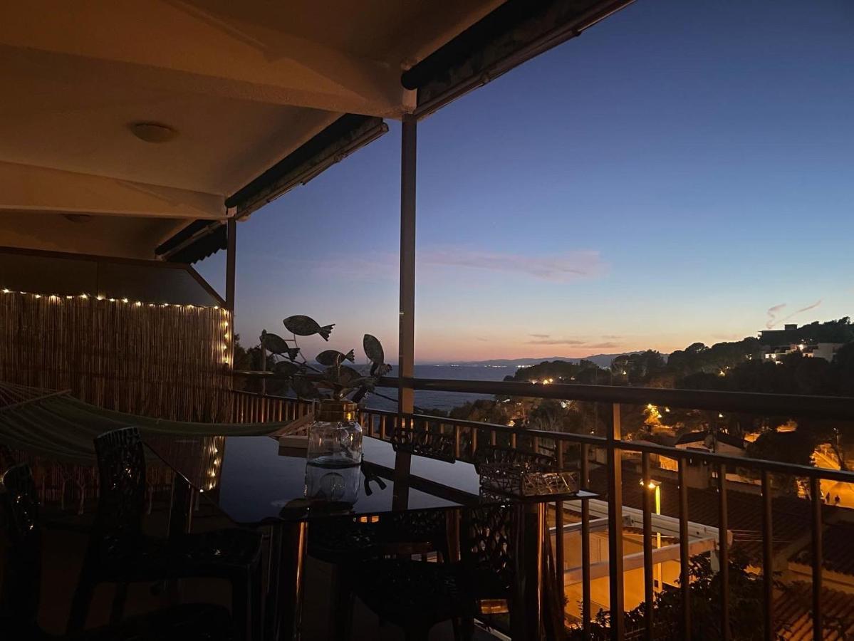 Beach Front Retro Hideaway In Салоу Екстериор снимка