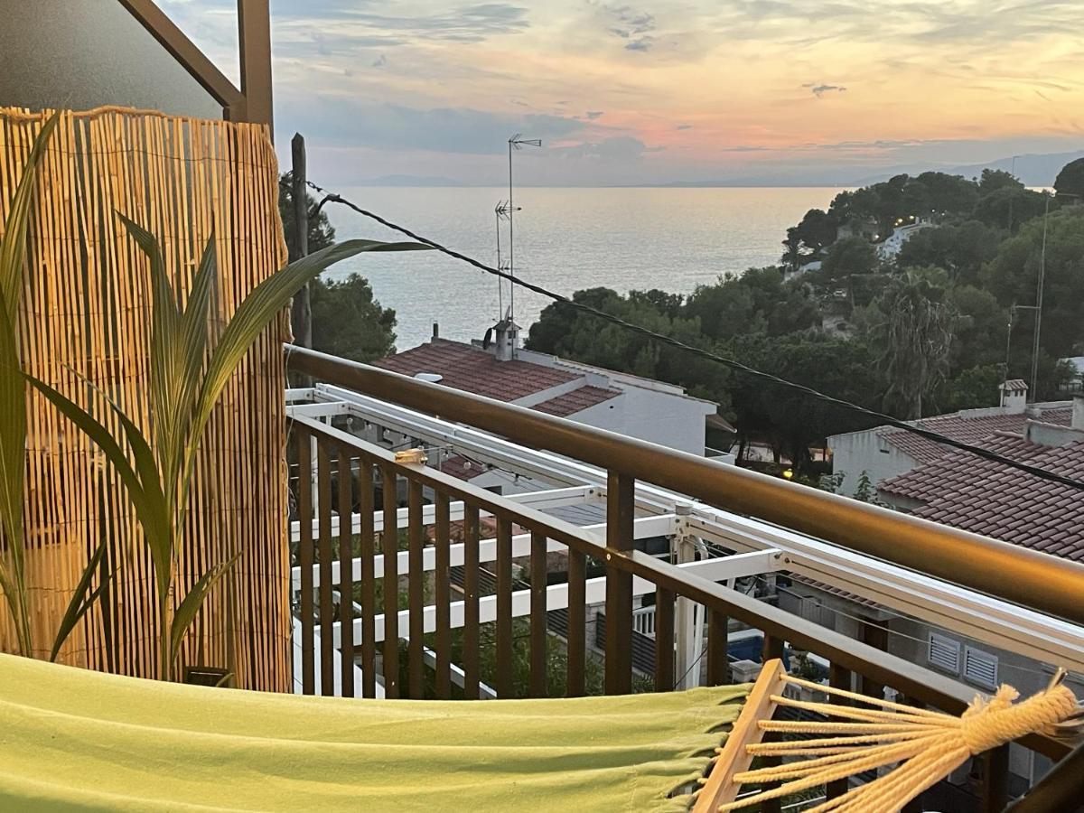 Beach Front Retro Hideaway In Салоу Екстериор снимка