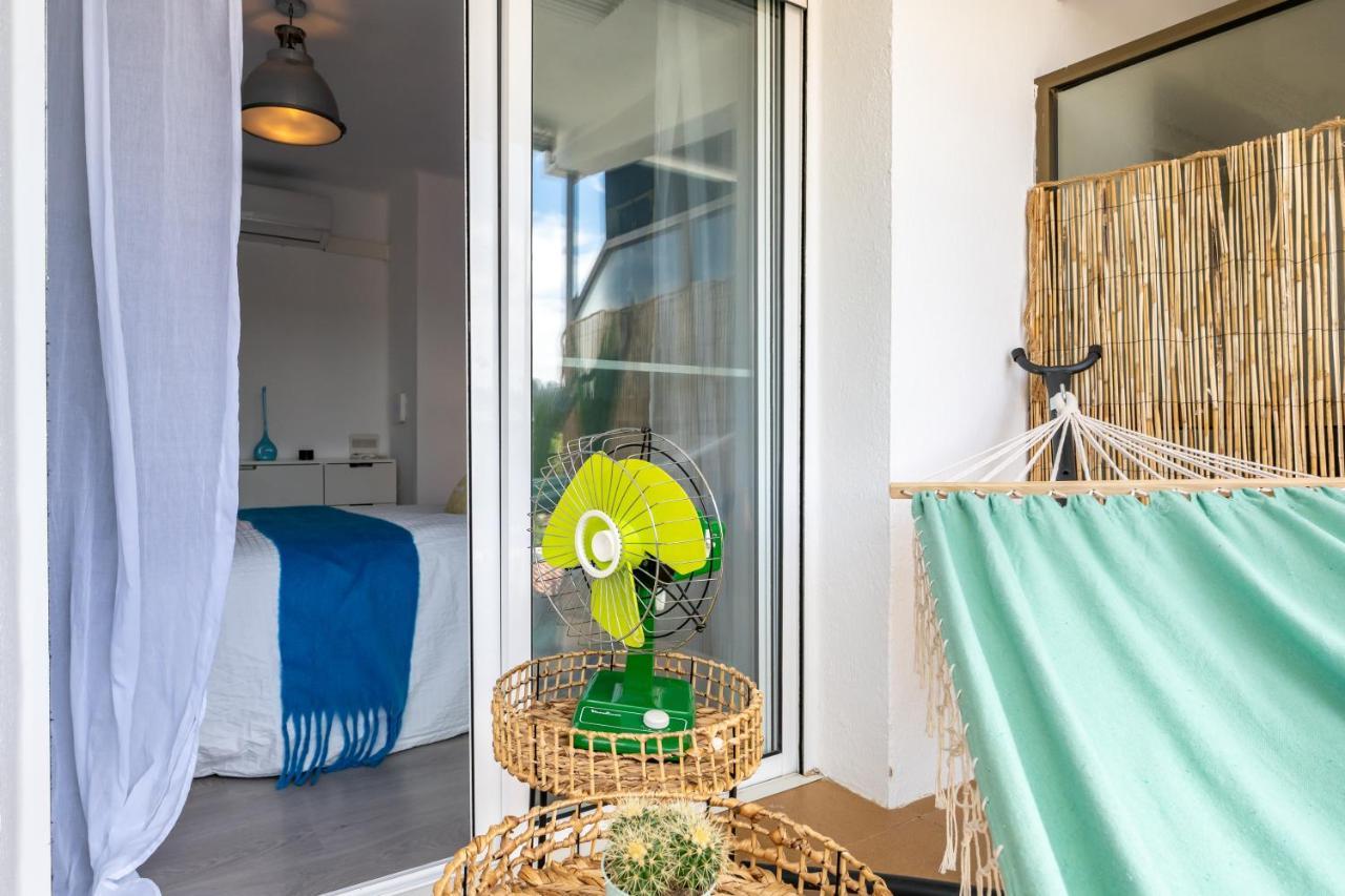 Beach Front Retro Hideaway In Салоу Екстериор снимка