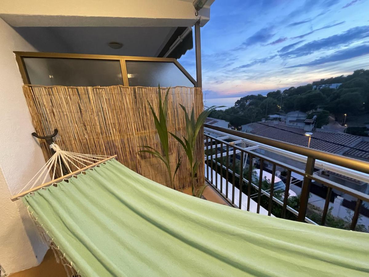 Beach Front Retro Hideaway In Салоу Екстериор снимка