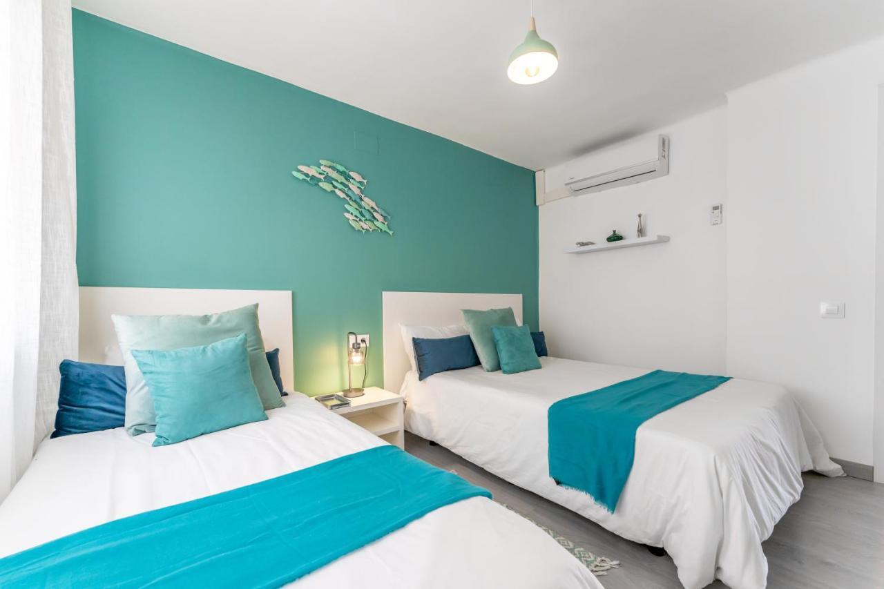 Beach Front Retro Hideaway In Салоу Екстериор снимка