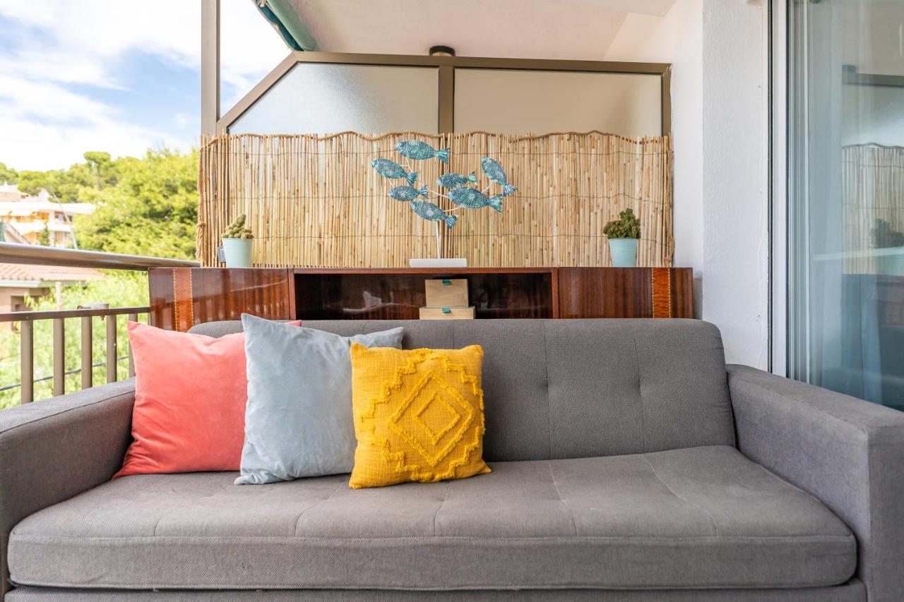 Beach Front Retro Hideaway In Салоу Екстериор снимка