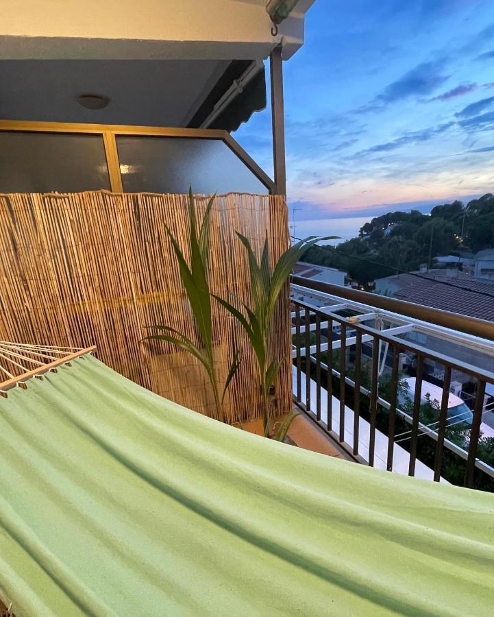 Beach Front Retro Hideaway In Салоу Екстериор снимка