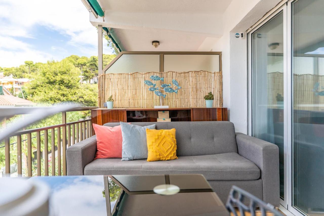 Beach Front Retro Hideaway In Салоу Екстериор снимка