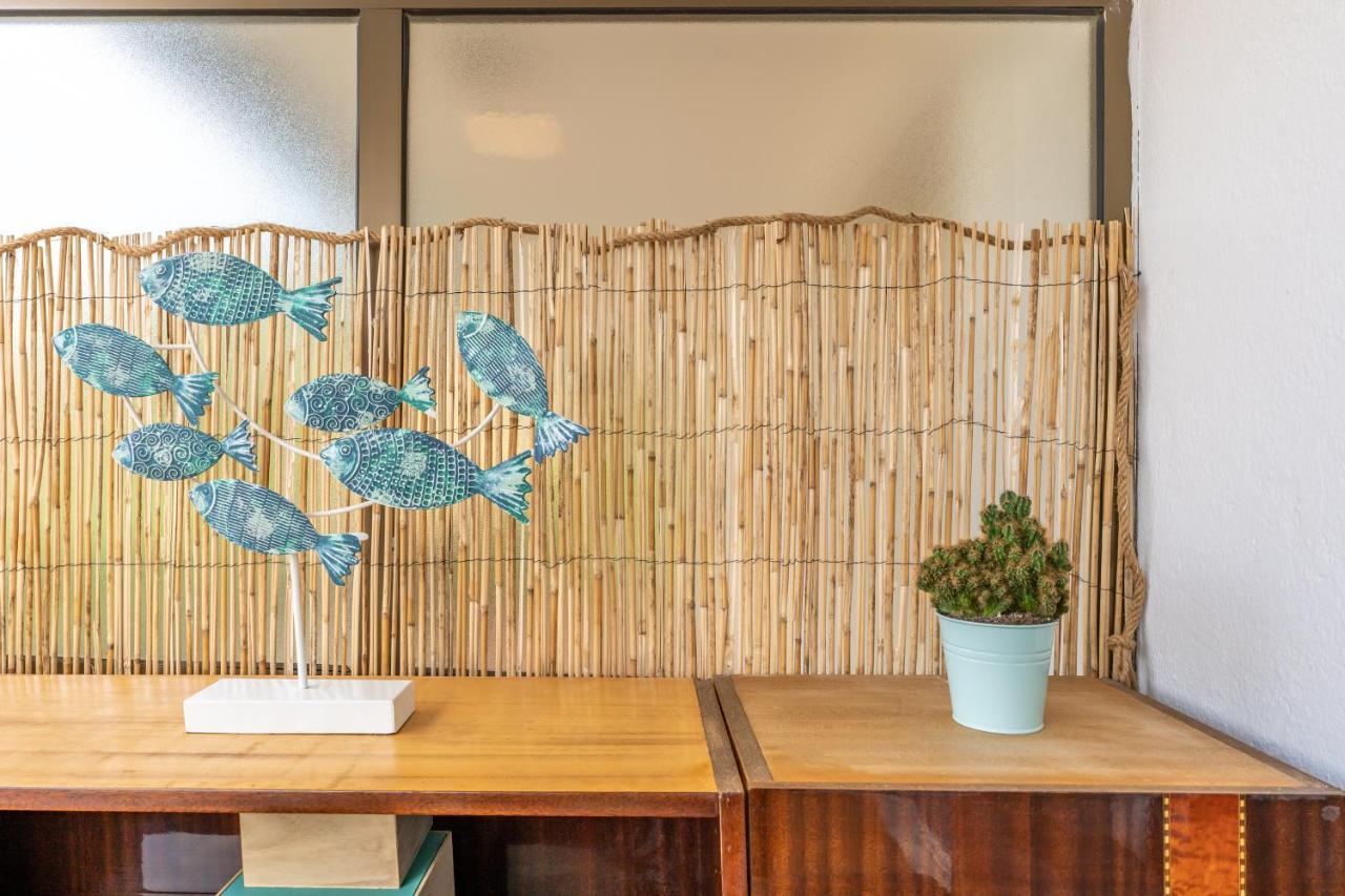 Beach Front Retro Hideaway In Салоу Екстериор снимка