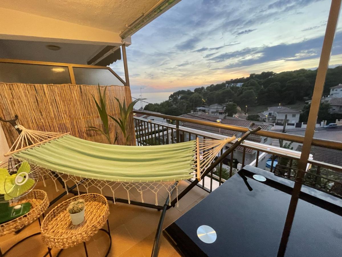 Beach Front Retro Hideaway In Салоу Екстериор снимка